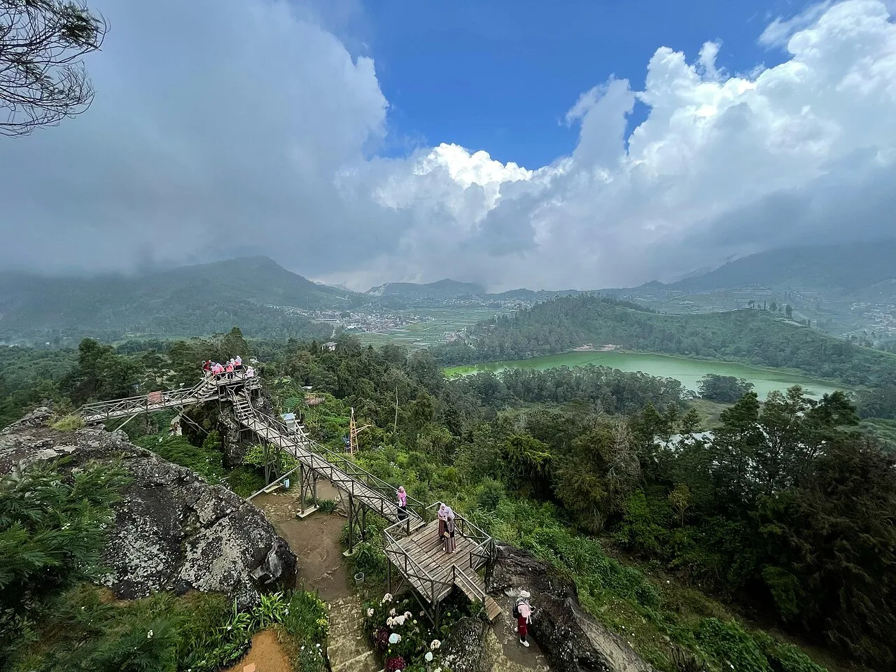 Pemandangan Bukit Batu Ratapan Angin dan Telaga Warna Dieng bersama Dieng Kasa
